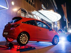 Opel Corsa před záhřebským hotelem Sheraton