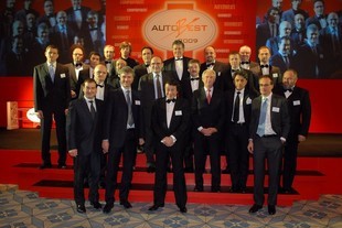 Jury AutoBest spolu s držiteli cen za loňský rok v Istanbulu při slavnostním vyhlašování výsledků