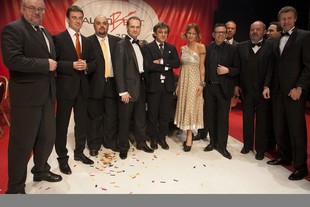 Jury s držiteli ocenění: Luca de Meo, Burcu Cetinkaya (SportBest), Peter Schreyer, v pozadí Allan Rushforth