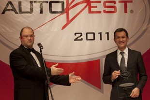 Andrei Taflan předal EcoBest 2010 Bernardu Loiremu (Nissan)