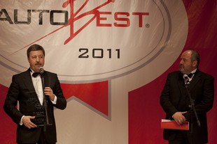 Zakladatel AutoBest Dan Vardie se zvláštní cenou, kterou mu předal Ilja Seliktar