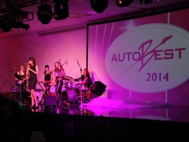 Vyhlašování výsledků AutoBest 2014 doprovázela výtečná dívčí rocková skupina