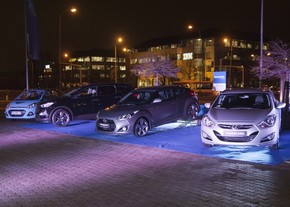 Přehlídka vozů Hyundai před hotelem Novotel ve Varšavě