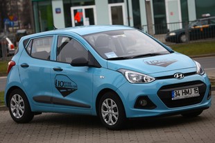 Vítězný vůz Hyundai i10, který přijel do Varšavy z Ízmitu a po vyhlášení výsledků se vydal zpět do Istanbulu