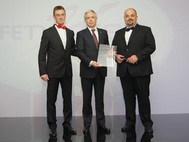 SafetyBest 2013 pro Nissan Safety Shield převzal generální ředitel Nissan CEE Andrej Akifiev