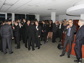 Před zahájením vyýsledků ve foyer hotelu Novotel