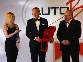 Cenu AutoBest 2015 převzal nejvyšší výkonný představitel automobilky Opel Karl Thomas Neumann
