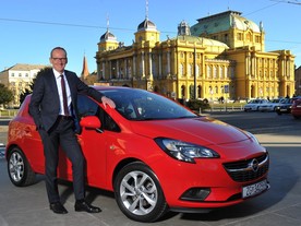 Karl Thomas Neumann a Opel Corsa před chorvatským Národním divadlem v Záhřebu