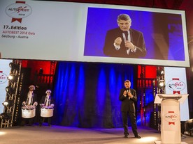 Karl Speth přijímá cenu CompanyBest pro Jaguar Land Rover