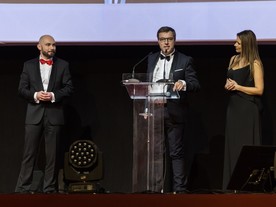 Vicepresident PSA Bertrand Blaise převzal cenu ManBest za Carlose Tavarese