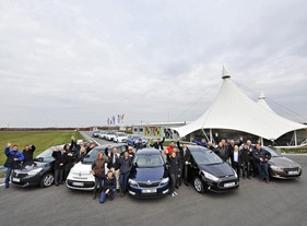 Členové jury a zástupci pěti automobilek na dráze střediska NAVAK