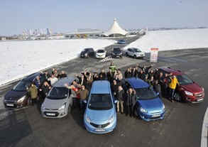 AutoBest Final Five 2013 - členové jury se zástupci automobilek