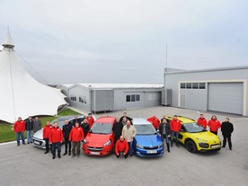 Členové jury AutoBest s představiteli automobilek v areálu NAVAK