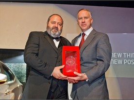 Allan Rushforth přebírá AutoBest 2012 od Ilii Seliktara