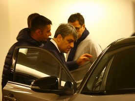 Luca de Meo (CEO Seat) studuje vůz Toyota C-HR