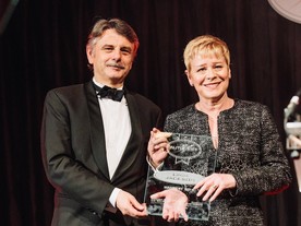 Ralph Speth předal cenu ManBest 2018 Lindě Jackksonové