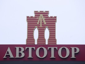 Avtotor - logo nad jedním z vchodů