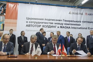 Avtotor - podpis smlouvy s firmou Magna - uprostřed manažeři firmy Magna Hubert Hödl a Günther Apfalter