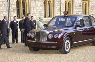 Její Veličenstvo královna a její Bentley State Limousine