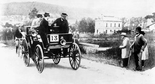 Závod Paříž-Bordeaux-Paříž 1895: Émile Roger (s číslem 13) dojel na 8. místě ve voze Benz Vis-à-Vis