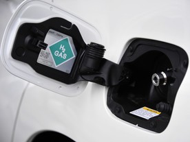 Benzina se připravuje i na vodík (H2)