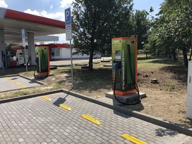Dobíjecí stanice ČEZ u čerpací stanice Benzina v Rousínově