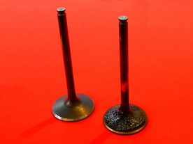 Ukázka působení aditiv  v palivu Efecta na ventil (vlevo) v porovnání s ventilem po použití neaditivovaných paliv