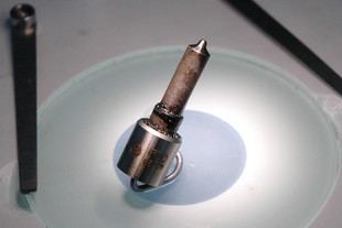 Tryska pod mikroskopem