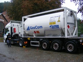 Tahač Iveco Stralis s nádrží pro tankování LNG