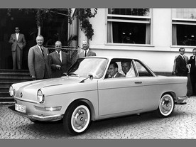 BMW 700 a představenstvo z roku 1959 - vlevo za vozem Herbert Quandt