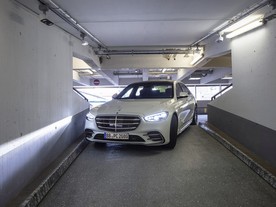 Bosch Daimler autonomní parkování na letišti Stuttgart