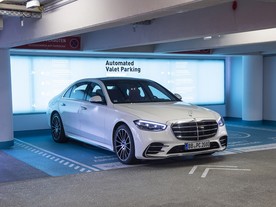 Bosch Daimler autonomní parkování na letišti Stuttgart