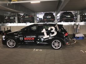 Demonstrační vozidlo Bosch 3. generace s měřicí aparaturou RDE na zádi