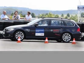 Ukázkový test systému udržování vozidla v jízdním pruhu