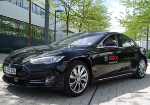 Pět let testování autonomní jízdy - Tesla