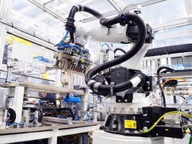 Bosch investuje - roboty podporují výrobu akumulátorů