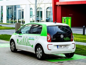 Volkswagen e-up společnosti Car4Way před budovou Corso Court v Karlíně