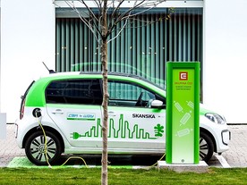 Volkswagen e-up společnosti Car4Way před budovou Corso Court v Karlíně