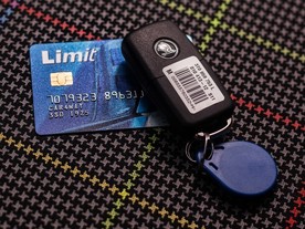 Ve voze řidič najde klíčky a CCS kartu