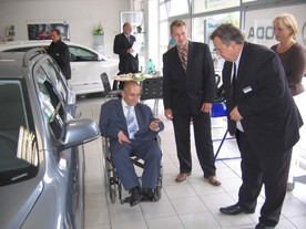 Josef Bureš předává klíčky od vozu  Václavu Krásovi