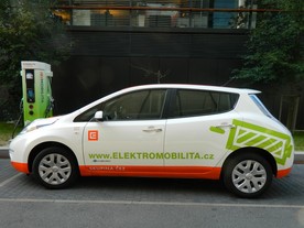 Nissan Leaf u nové rychlodobíjecí stanice