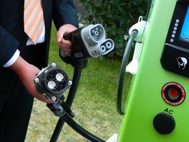 Obě zásuvky: Combo 2 a CHAdeMO