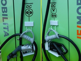 Obě zásuvky: Combo 2 a CHAdeMO