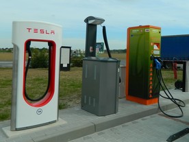 Dobíjecí lokalita Vestec: Tesla Supercharger a ABB Terra 53 CJT 