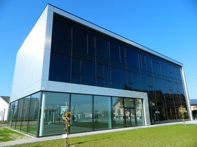 Areál ABB ve Vestci - na střeše s fotovoltaikou a ve sklepě s akumulátory