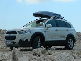 Chevrolet Captiva s boxem na střešním nosiči 