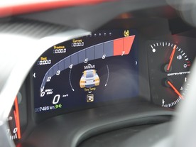 Chevrolet Corvette Stingray - displej v režimu Track