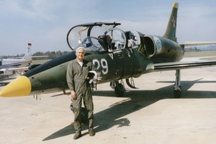 Bob Lutz rád relaxuje se stíhačkou L39 Albatros