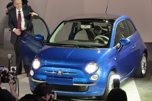 Viceprezident Chrysleru Jim Press ukazuje budoucnost Chrysleru na autosalonu v New Yorku 2009
