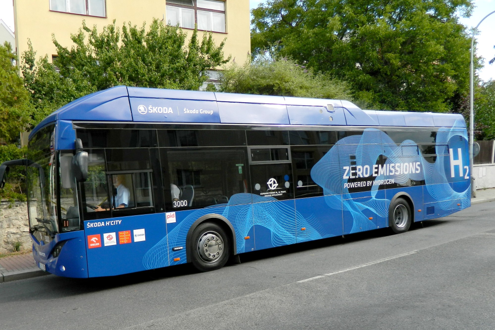 Po Praze jezdí na pravidelné lince autobus na vodík